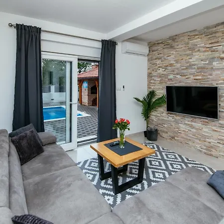 וילה Family House Moja Jube